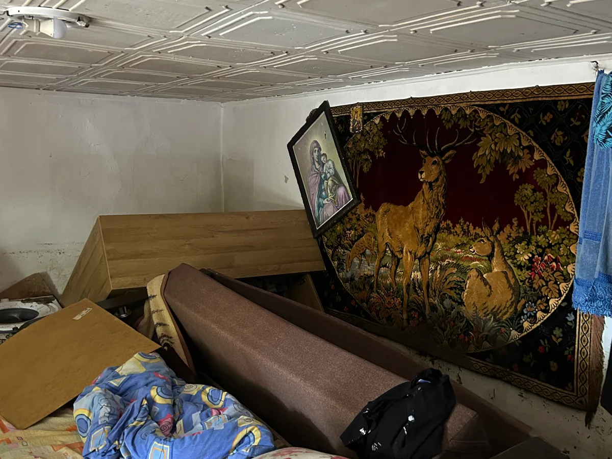 Casa surprinsă de viitură, plină de nămol în Broșteni, Neagra - Foto: Newsweek Romania