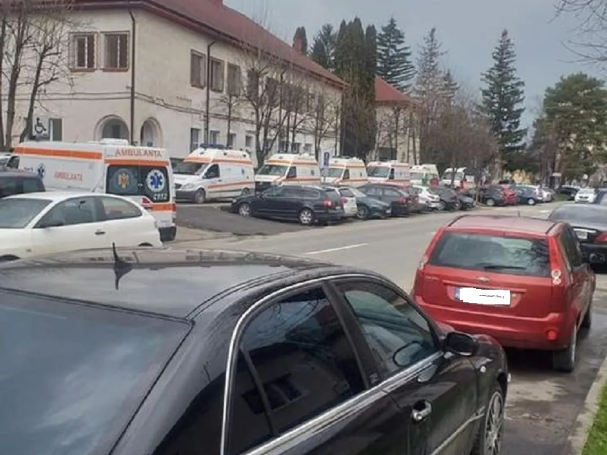 Ambulanțele așteaptă în rând la „primiri urgențe” / news.ro