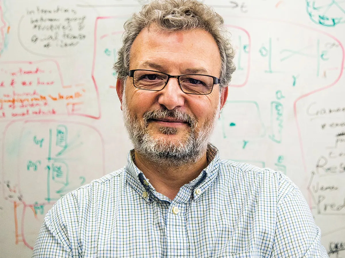 Informaticianul Filippo Menczer de la Universitatea Indiana