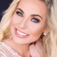O profesoară a fost concediată pentru că avea cont pe OnlyFans. Femeia visează acum să fie milionară - FOTO: Instagram/sarahjuree
