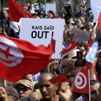 Susținători ai Partidului Tunisian al Destoinicilor Liberi flutură steaguri naționale și ridică pancarte în timpul unei demonstrații împotriva președintelui Kais Saied în capitala Tunis - Foto: Profimedia Images/ Fethi Belaid/ AFP
