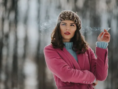Femeie cu țigare în mână - Foto: Magnific (ro ilustrativ)