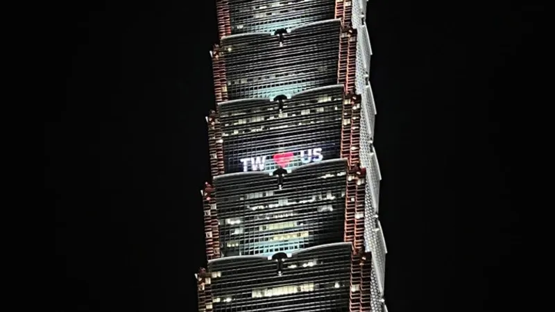 Mesaj emoționant afișat pe celebrul zgârie-nori din Taipei/foto: taipei101