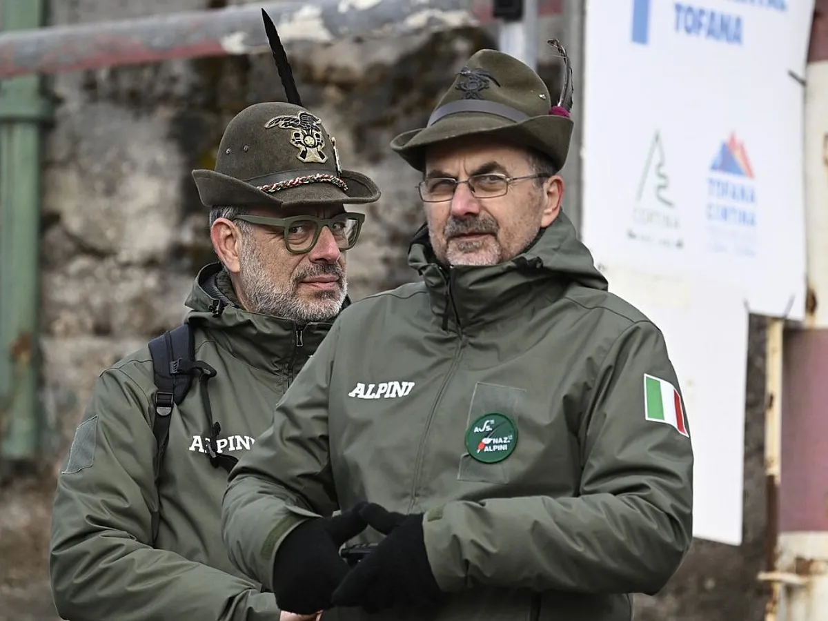 Doi membri ai Alpini, infanterie montană italiană, echivalentul vânătorilor de munte de la noi, la Cortina d'Ampezzo, în timpul Jocurilor Olimpice - Foto: Profimedia Images