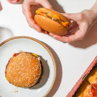 Numărul persoanelor infectate cu „E. coli” de la hamburgeri McDonald's, în creștere. Reacția FDA - Foto: pexels.com/Polina Tankilevitch - Imagine cu rol ilustrativ