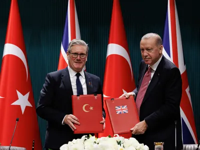 Prim-ministrul Marii Britanii, Keir Starmer, semnează un acord cu președintele Turciei, Recep Tayyip Erdoğan, pentru vânzarea a 20 de avioane de vânătoare Eurofighter - Foto: Profimedia Images