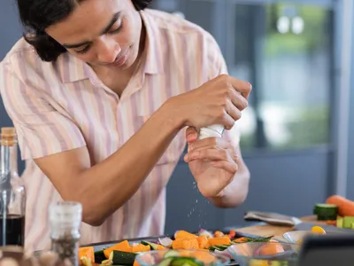 Cum poți afla dacă ai prea multă sare în organism cu ajutorul mâinilor? Sodiul ascuns din alimente - Foto: Freepik (Imagine cu rol ilustartiv)