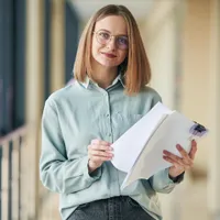 Femeie cu documente - Foto: Freepik