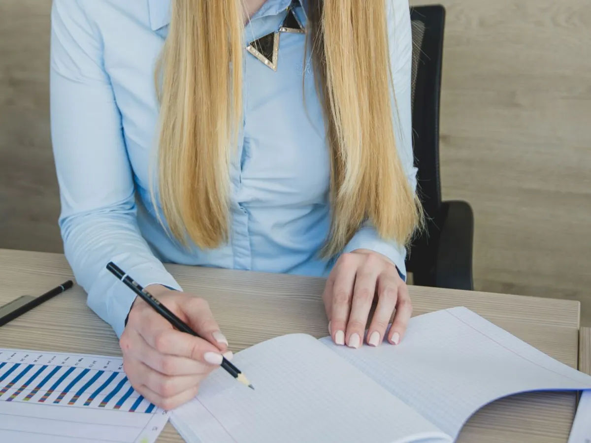 Tânără blondă lucrând la birou - Foto: Freepik/CC0