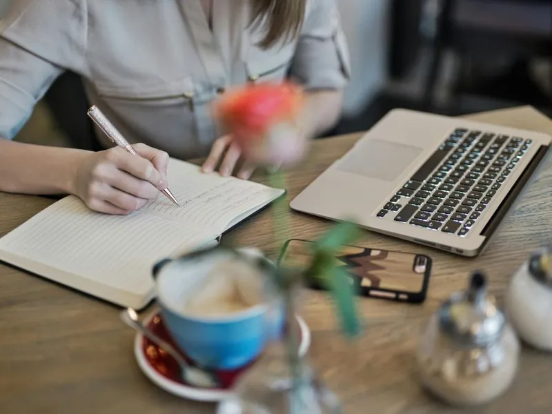 Femeie navigând pe Internet, la biroul ei - Foto: Pexels/Judit Peter