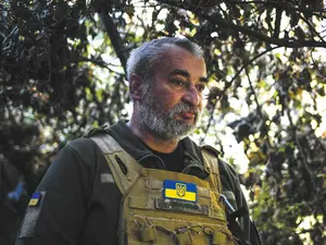 Un militar ucrainean din Brigada 30 de Artilerie este văzut într-o locație nedezvăluită în regiunea Donețk, Ucraina. Unitățile de artilerie apără regiunea de înaintarea Rusiei către orașul strategic Pokrovsk - Foto: Profimedia Images