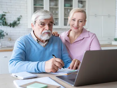 Pensionari care verifică documente Foto: Freepik (rol ilustrativ)