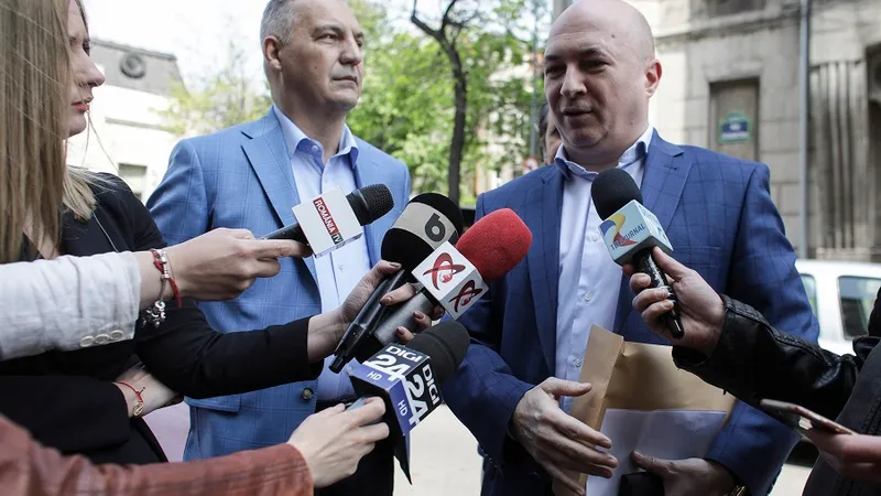 Mircea Drăghici și colegul său Codrin Ștefănescu, pe vremea când mergeau la DNA și spuneau că fostul trezorier PSD este nevinovat. Acum a fost condamna la 5 ani după dezvăluirile făcute de Newsweek România Foto: INQUAM Photos/ Octav Ganea