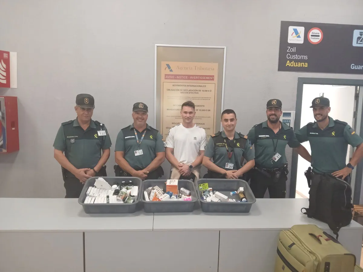 Autoritățile din aeroportul Tenerife au descoperit un român cu bagajele pline de medicamente - Foto: Jandarmeria Română