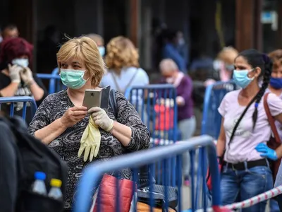 Cu mască în aer liber în România/FOTO: hotnews.ro
