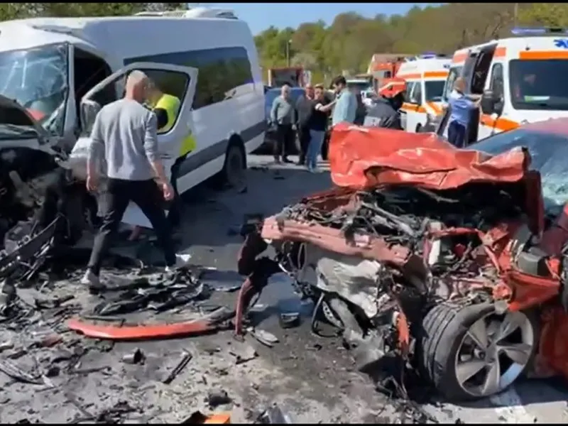 Un șofer s-a înfipt cu aproape 100 km/h într-un microbuz de persoane. „Minune”, niciun mort. / Foto: captura video