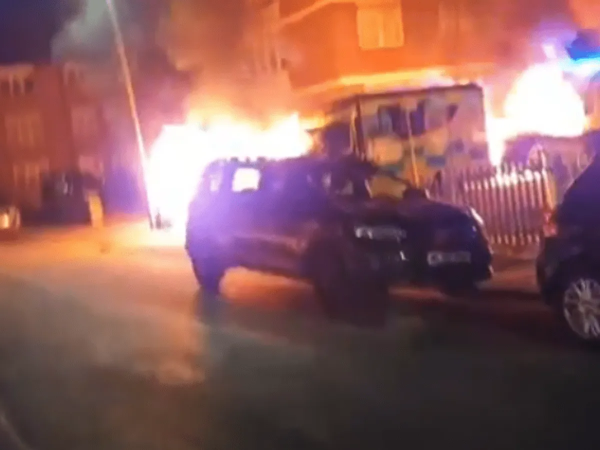 Patru ambulanțe din nordul Londrei, incendiate într-un atac antisemit. Poliția Metropolitană anchetează cazul