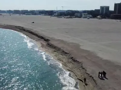 VIDEO Mării nu i-a plăcut lărgirea plajei din Mamaia. Valurile au „mușcat” din nisip, 2 m diferență. - Foto: captură video/dobrogea.tv