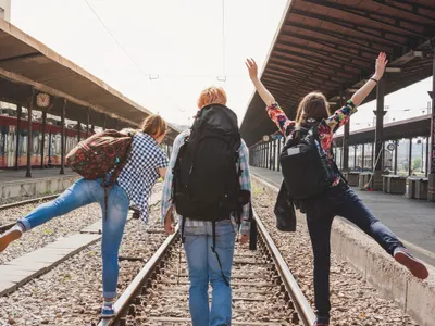 Călătoria cu trenul ar trebui, teoretic, să fie mult mai rapidă și mult mai ieftină decât cu mașina personală - Foto: Freepik (imagine cu rol ilustrativ)