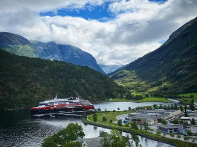 Vasul de croazieră Hurtigruten a fost închiriat pentru siguranța actorilor Foto: The Sun