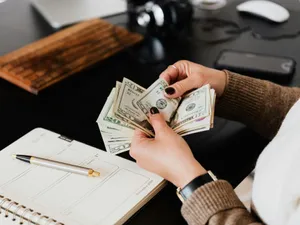 Femeie numărând banii - Foto: Pexels/Kaboompics.com