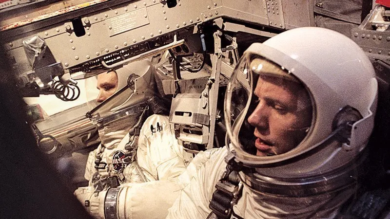 Scott şi Armstrong, prezentaţi în simulare