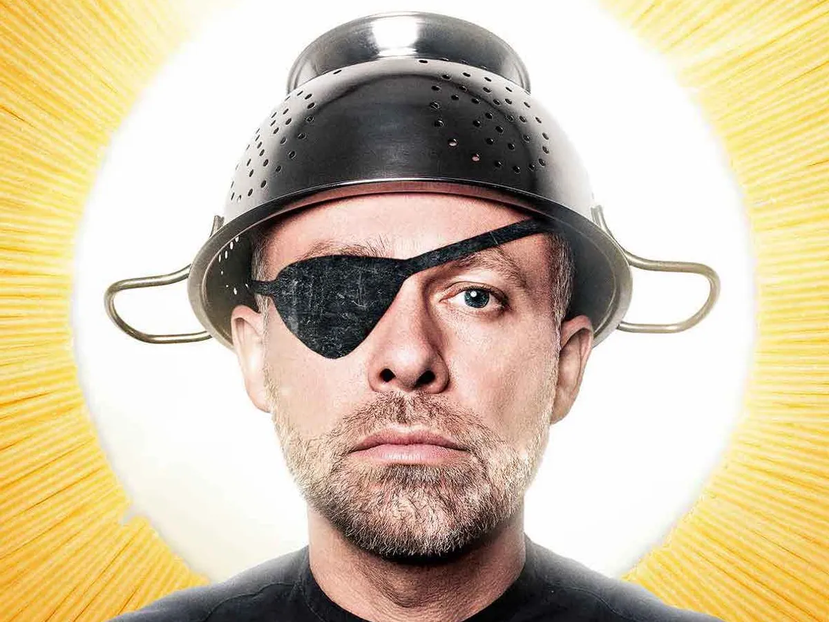 VEȘMINTE SACRE Pastafarian Niko Alm. Unii credincioși poartă strecurători, alții unelte de pirați, dar nu există nicio regulă împotriva purtării ambelor