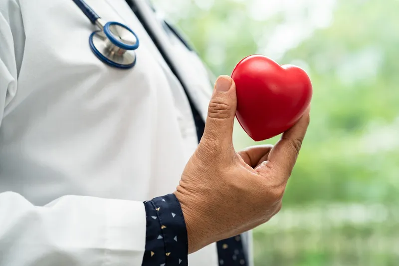 Medic care ține o inimă roșie &icirc;n m&acirc;nă - Foto: Profimedia (Imagine cu rol ilustrativ)