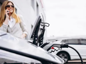 O șoferiță a renunțat la mașina electrică după 3 luni și s-a întors la un SUV premium pe benzină - Foto: Freepik (Imagine cu rol ilustrativ)