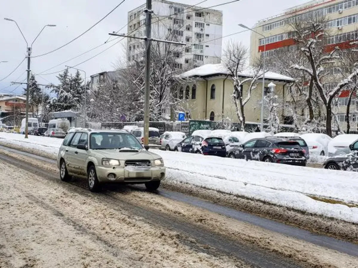 AMENDĂ de până la 500 lei pentru șoferii români care au mașină și conduc iarna. Cum să fie geamurile - Foto: Profimedia Images (imagine cu rol ilustrativ)