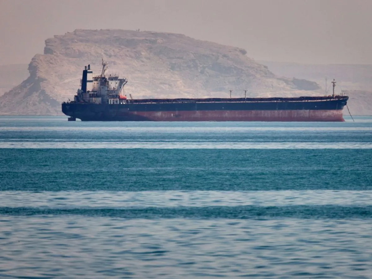 O navă de marfă vrac stă ancorată, în Strâmtoarea Ormuz, în largul orașului Bandar Abbas, din Iran - oto: Profimedia Images