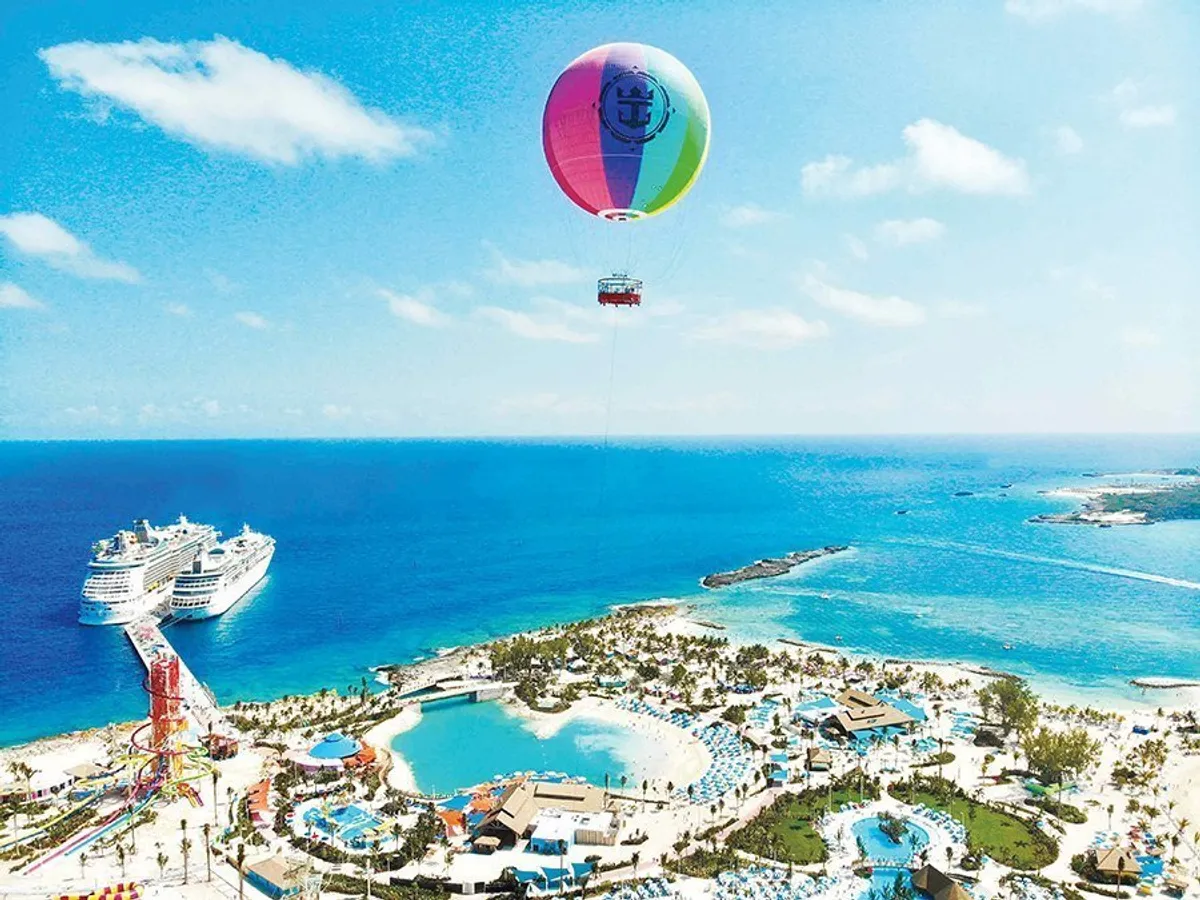 Un balon cu heliu botezat „Up, Up and Away“ poate fi utilizat pentru a privi CocoCay de la circa 35 de metri înălțime
