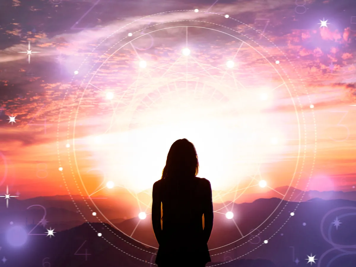 Tânără gândindu-se la horoscop - Foto: Freepik