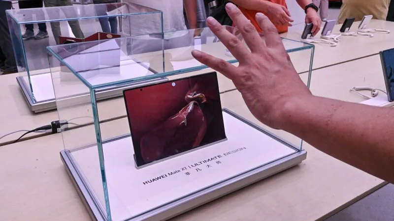 SUA plătesc 5.000.000.000 $, ca să elimine Huawei şi ZTE. Cu ce pericol se confruntă utilizatori - Foto: Profimedia Images