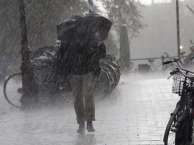 ANM a actualizat prognoza: cod roșu de ploi puternice în București și în cinci județe. Cum va fi vremea în restul țării HARTĂ