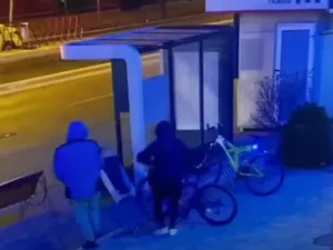 Doi hoți au furat o bicicletă în 18 secunde. Trei secunde mai târziu au dat nas în nas cu polițiștii - FOTO: YouTube/Turnul Sfatului