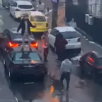 Interlopul care a lovit două mașini și a fugărit un bărbat cu un cuțit, prins la frontieră Foto: captură Facebook