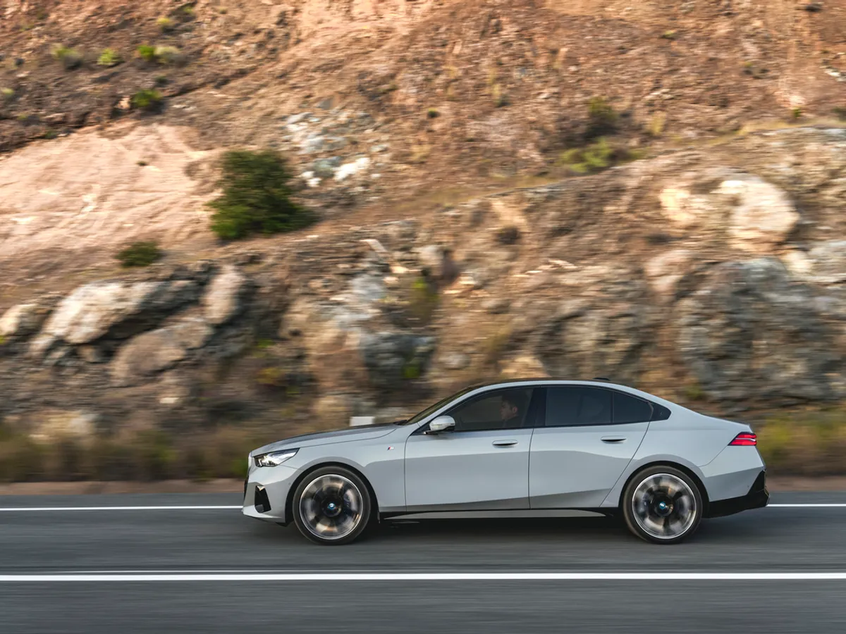 Un limbaj de design clar şi redus subliniază eleganţa şi prezenţa sportive ale noului BMW Seria 5 Sedan - Foto: BMW