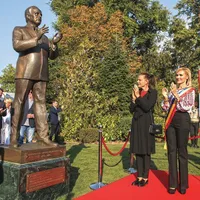 INAUGURĂRI. Primarul are o slăbiciune pentru statui