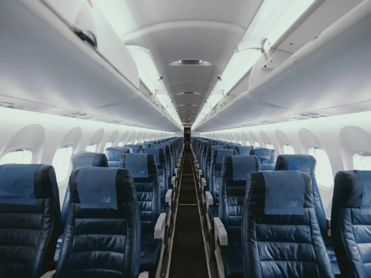 De ce să NU sufli niciodată nasul în avion. Obicei trecut pe lista „neagră” a însoțitorilor de bord - Foto? Profimedia / imagine rol ilustrativ