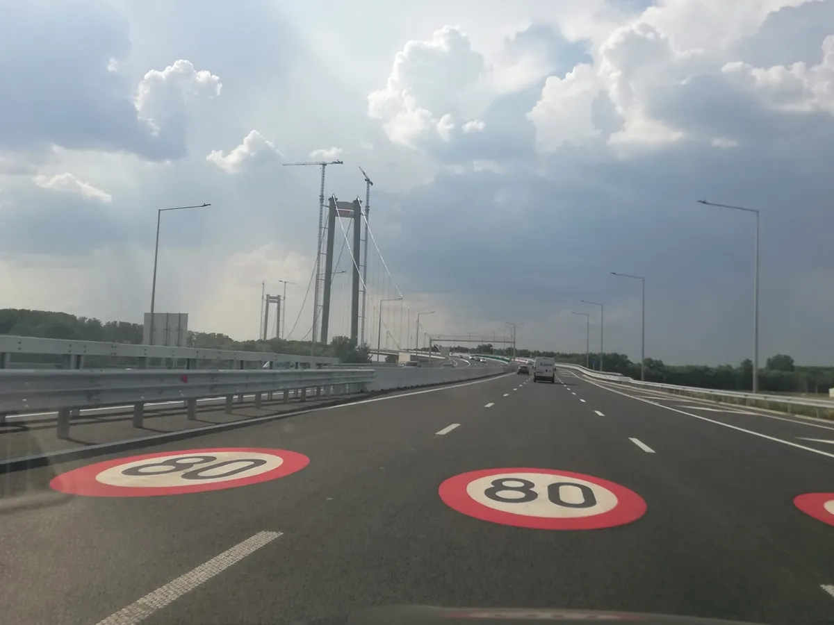 Amenzi de sute de lei pentru șoferii care opresc voluntar pe Podul suspendat peste Dunăre Foto: facebook/ Pod Suspendat Braila