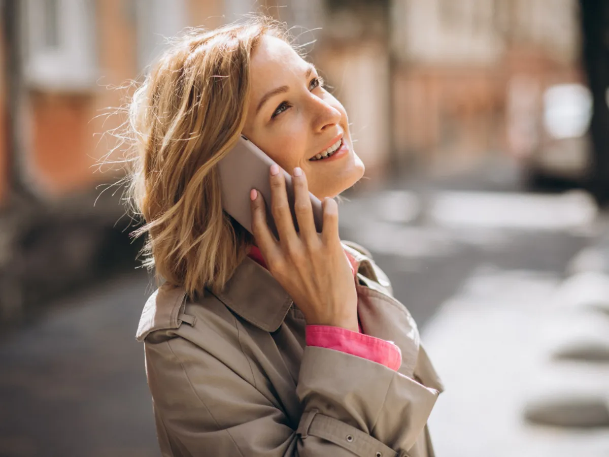 Femeie vorbind la telefon - Foto: Magnific (rol ilustrativ)