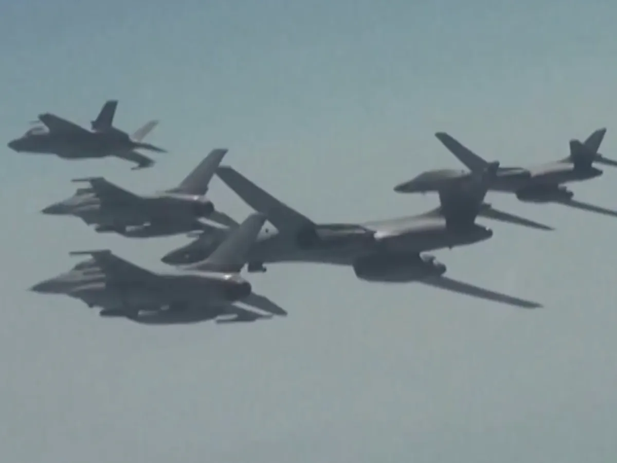 SUA trimit bombardiere B-1B și avioanele F-35 în coasta Coreei de Nord. Kim amenință cu apocalipsa - Foto: X/ @MilitaryTimes - Captura foto