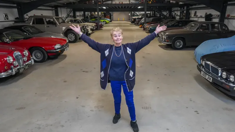 O femeie de 70 de ani și-a prezentat colecția de vehicule. Are 40 de mașini și le conduce pe toate - Foto: The New York Post