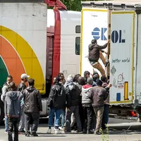 12 migranți afgani au fost prinși în timp ce încercau să treacă granița dintre România și Ungaria/FOTO: cnn.com