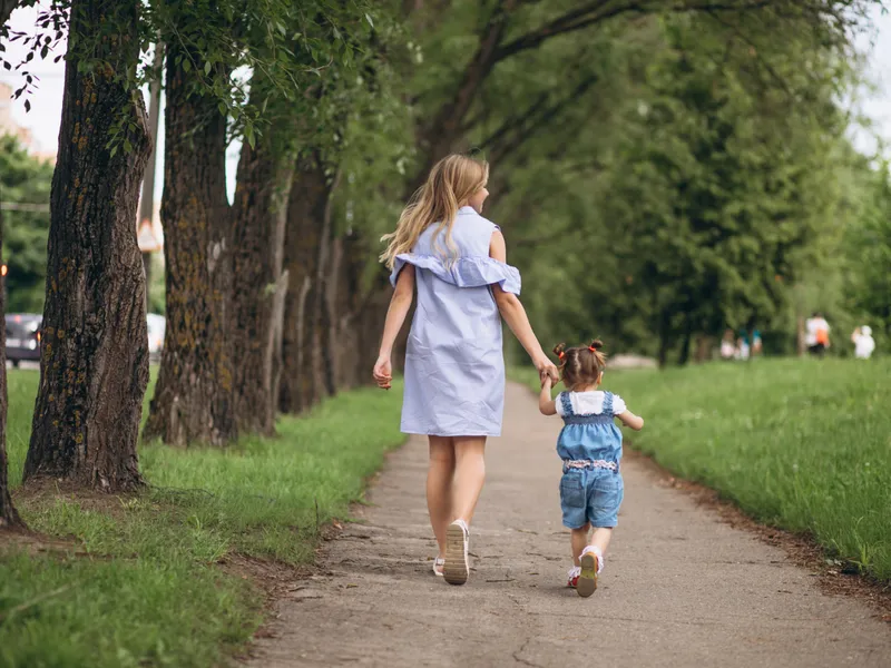 Familie în parc - Foto: Freepik