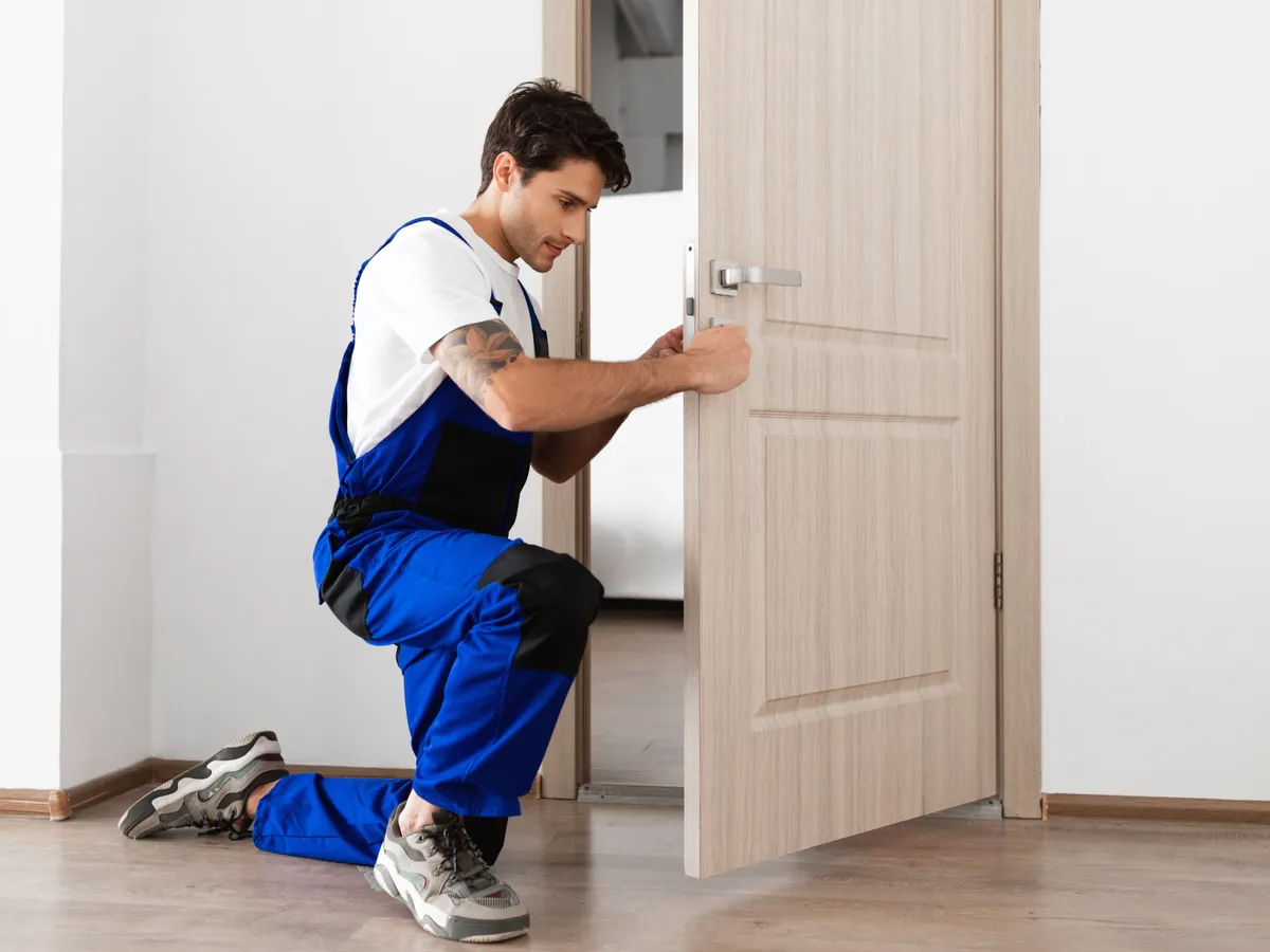 Fixativul de păr, produsul din casă care te scapă de scârțâitul ușilor. Mit sau adevăr? - Foto: Profimedia Images (imagine cu rol ilustrativ)