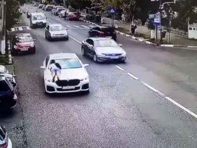 O tânără și-a surprins soțul cu amanta în BMW-ul lor Seria 7. S-a urcat pe capotă în mers - Foto: captură video