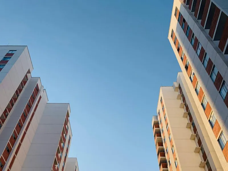 Clădire de locuinţe tipică dintr-o dezvoltare nouă - Foto: Pexels/Jose Joaquin Guevara