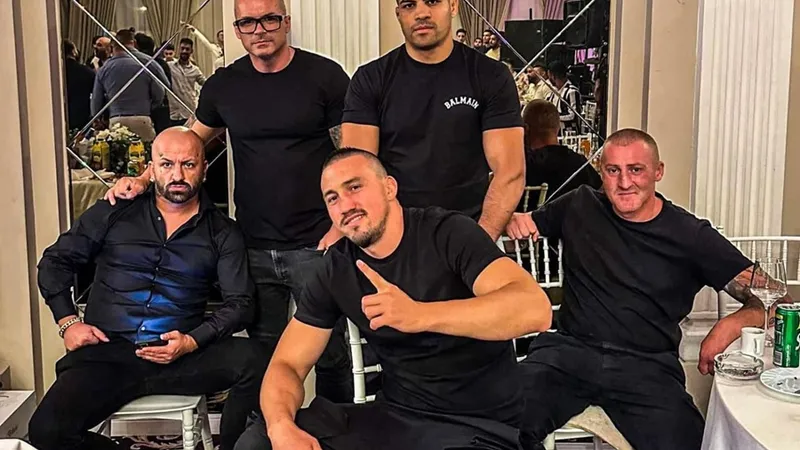 Fraonu de la Madrid și luptătorii de K1 Florin Rambo Lambagiu și Bogdan Năstase Ciobănașul (în centru sus și jos) Foto: NWR